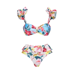Détail de l'imprimé floral tropical et de la boucle en V en métal sur l'ensemble bikini