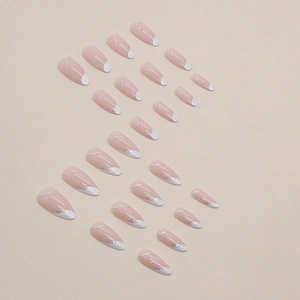 Mandel-Kunstnägel mit rosa Basis, weißen French-Spitzen und silbernen Glitzerwellen
