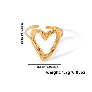 Vue détaillée de la bague coeur dorée réglable avec texture martelée et mesures