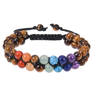 Dettaglio macro del bracciale a doppio strato in occhio di tigre e 7 pietre dei chakra