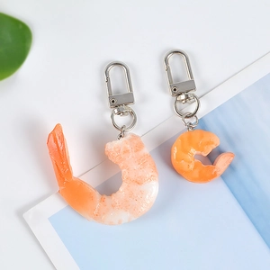 Realistische PVC gekookte garnalen sleutelhanger met oranje staart op een witte basis