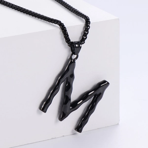 Collier avec pendentif lettre M 3D texture fluide en acier inoxydable noir