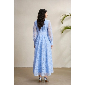 Robe maxi en dentelle bleu clair avec col en V, manches lampion et vue arrière complète