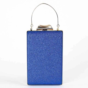 Detail van donkerblauwe pailletten clutch met elegante gouden metalen handgreep