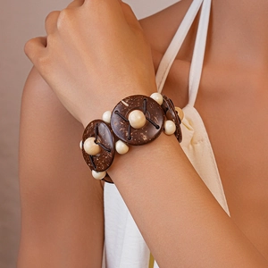 Détail d'un bracelet élastique bohème avec coquille de noix de coco et perles en bois
