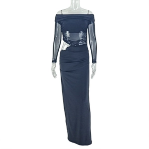 Dettaglio in tessuto a rete blu navy con ritagli in vita ed eleganti maniche lunghe scoperte