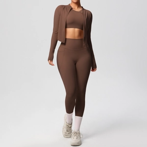 Dreiteiliges Yoga-Set mit langärmliger Zip-Jacke und brauner Leggings mit hohem Bund