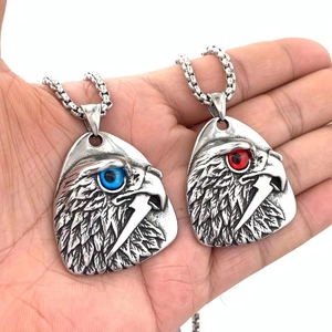 Colliers pendentifs tête d'aigle vintage en acier avec yeux rouges et bleus pour hommes
