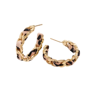 Boucles d'oreilles créoles C dorées avec tissu imprimé léopard sur fond blanc pur