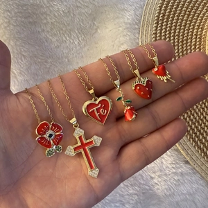 Lot de colliers dorés avec pendentifs en émail rouge cœur et rose pour femmes