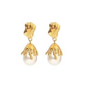 Boucles d'oreilles vintage 18K à texture de lave avec perles baroques blanches