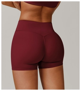 Makro-Ansicht der Yoga-Shorts mit hoher Taille, V-Naht am Rücken und Push-up-Effekt