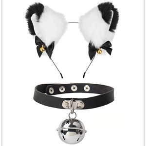 Détail du serre-tête oreilles de chat et du tour de cou en cuir noir avec clochette