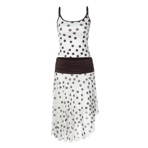 Détail de l'ensemble à pois deux pièces avec ourlet irrégulier et ceinture élastique