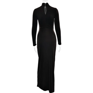 Détail d'une robe noire à manches longues avec découpe élégante au dos et plis froncés