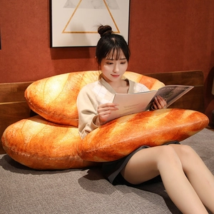 Realistische Baguette und Brot Brötchen Plüschkissen in gemütlicher Wohnumgebung.