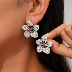 Vintage Blumen Ohrstecker Mit Strass Und Roter Perle Legierung Schmuck Mit Silbernem Ohrstecker Für Damen