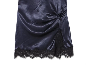 Détail de la robe courte en satin bleu foncé avec bordure en dentelle et fronces