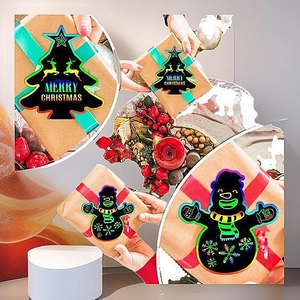 Vue macro du papier à gratter de Noël avec bonhomme de neige et sapin holographique