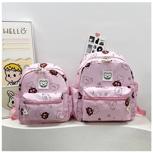Vista dettagliata di zaini rosa con orsetto in due dimensioni per la scuola materna