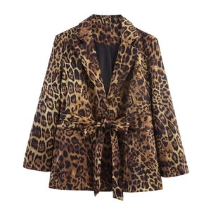 Chaqueta blazer de leopardo para mujer con cinturón ajustable y fondo blanco