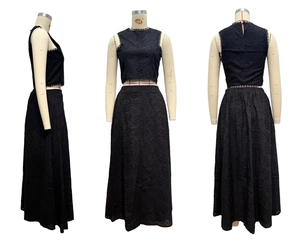 Détails d'un ensemble deux pièces en dentelle noire avec broderie florale et bord festonné
