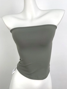 Top a fascia chic in maglia a coste grigie per fitness o vacanze su manichino bianco