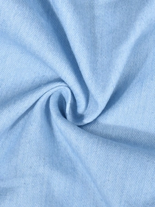 Vue macro d'un tissu tricoté bleu ciel montrant le tissage sergé doux et le drapé