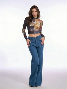 Jeans donna a vita alta e gamba larga con stampa a farfalla e crop top coordinato