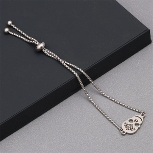 Détail macro du pendentif crâne sur bracelet ajustable en chaîne box d'acier inoxydable
