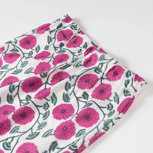 Gros plan du pantalon floral avec taille élastique et tissu doux et léger de qualité