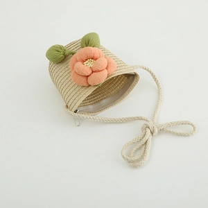 Nahaufnahme der Kinder Strohtasche mit doppelter Blumendeko und Web-Schultergurt