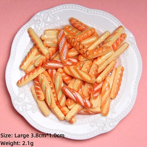 Vue macro de baguettes miniatures de 3,8 cm en résine dans un bol blanc sur fond rose