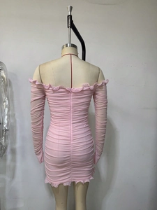 Détail d'une élégante robe froncée en tulle à épaules dénudées avec fermeture éclair