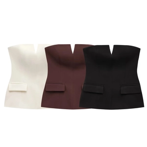 Tre crop top a fascia nei colori bianco, bordeaux e nero con patte di tasche decorative