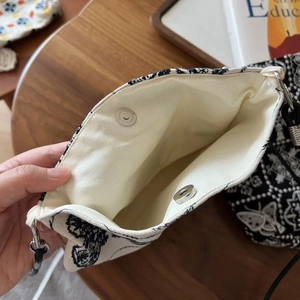 Vue détaillée de l'intérieur du sac en toile avec fermeture éclair et bouton aimanté
