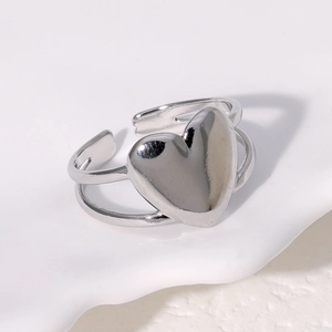 Minimalistischer herzförmiger offener Edelstahlring in Silber mit Spiegelpolitur