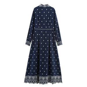 Dunkelblaues Langarm-Maxikleid mit weißer Stickerei und Taillengürtel mit Quasten