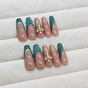 Faux ongles French vert foncé avec croix dorées 3D et motif marbré sur forme ballerine longue
