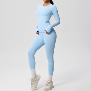 Dettaglio del set yoga azzurro con top a maniche lunghe con fori per i pollici e leggings