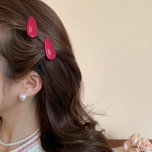 Détail de pinces à cheveux goutte d'eau rose rouge avec boucles d'oreilles et collier en perles