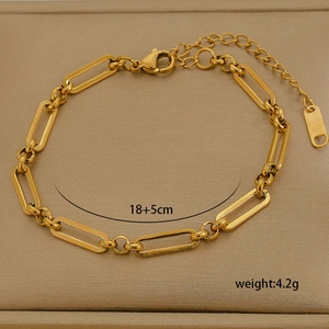 Macro shot of gold-plated paperclip chain bracelet with adjustable clasp and 18+5cm details