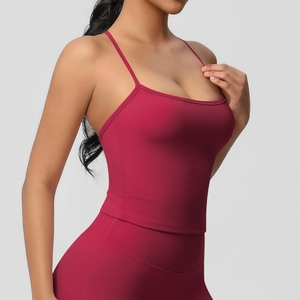Dettaglio del set yoga bordeaux con reggiseno sportivo a spalline sottili e leggings