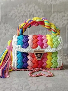 Handgefertigte Regenbogen Häkeltasche mit Metallkette und bunten Quasten für Damen