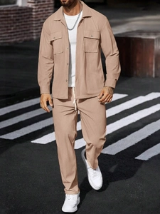 Détail de la texture gaufre kaki sur la veste homme à revers et le pantalon assorti