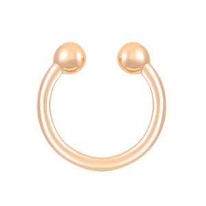 Nahaufnahme von poliertem goldenem C-förmigem Hufeisen-Piercing mit glatten Metallperlen