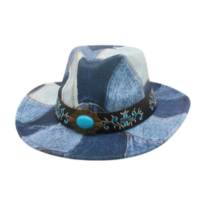 Chapeau de cowboy style denim bicolore avec broderies florales et pierre turquoise décorative