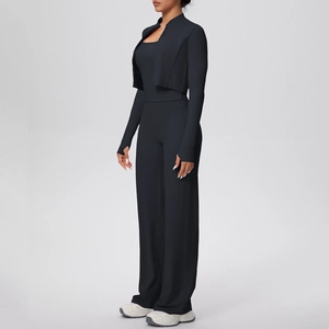 Détail des passe-pouces sur la veste zippée noire et le pantalon large assorti