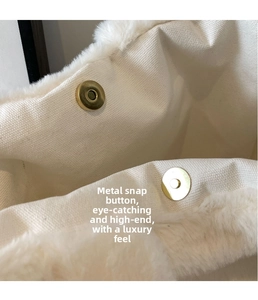 Détail du sac en toile blanche avec bordure en fausse fourrure et fermoir aimanté doré