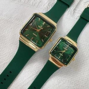Dettaglio di orologi al quarzo dorati quadrati con quadranti verdi e cinturini in silicone